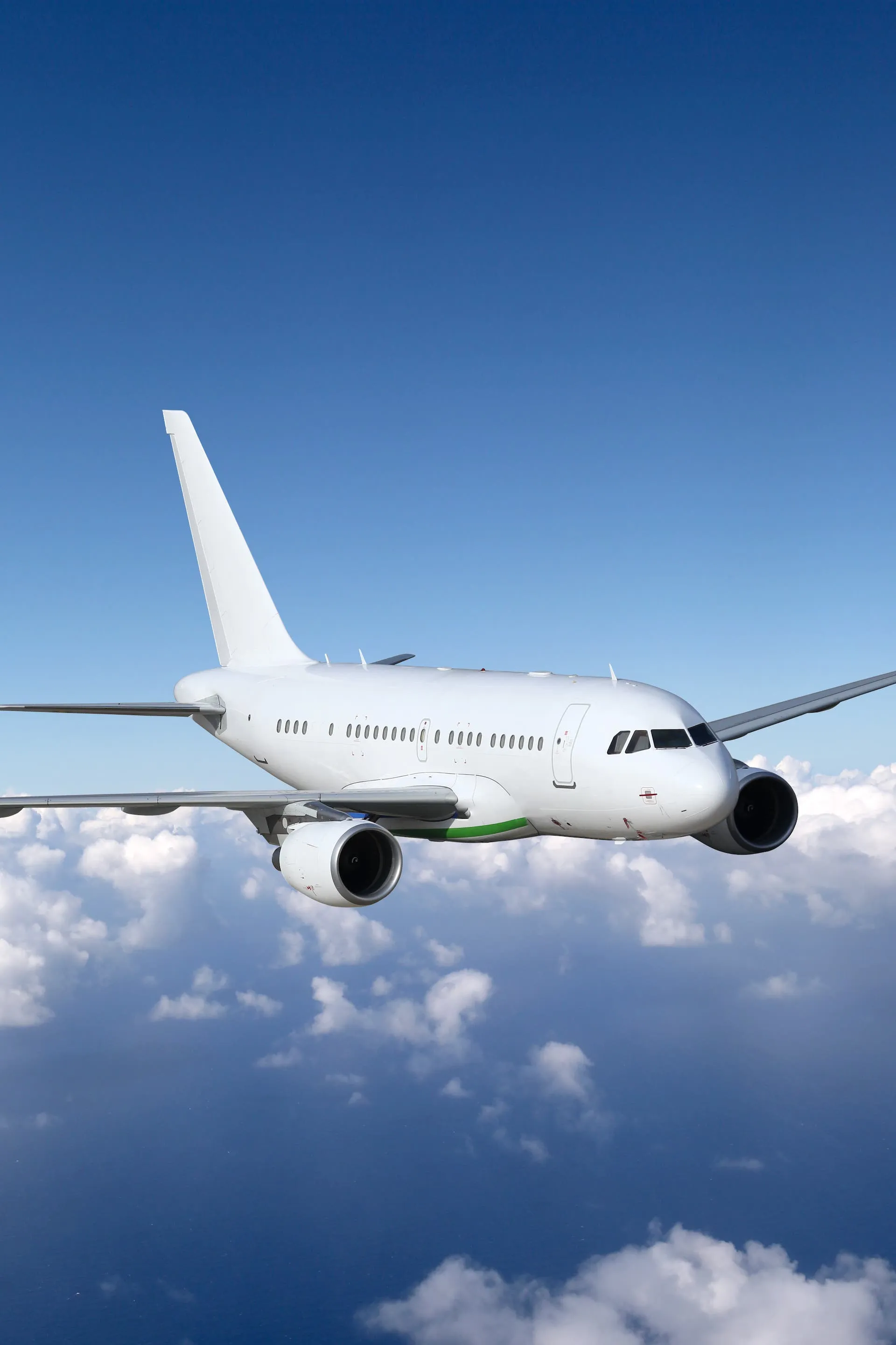 Imagen de un avión blanco volando.