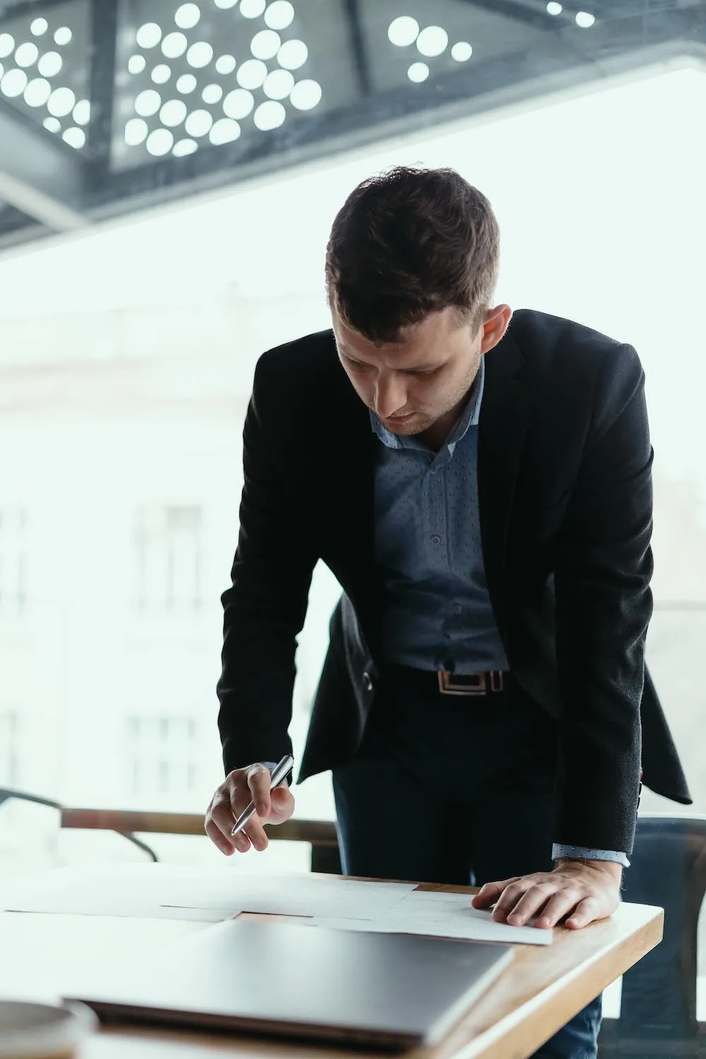 Imagen de un hombre revisando unos documentos legales.